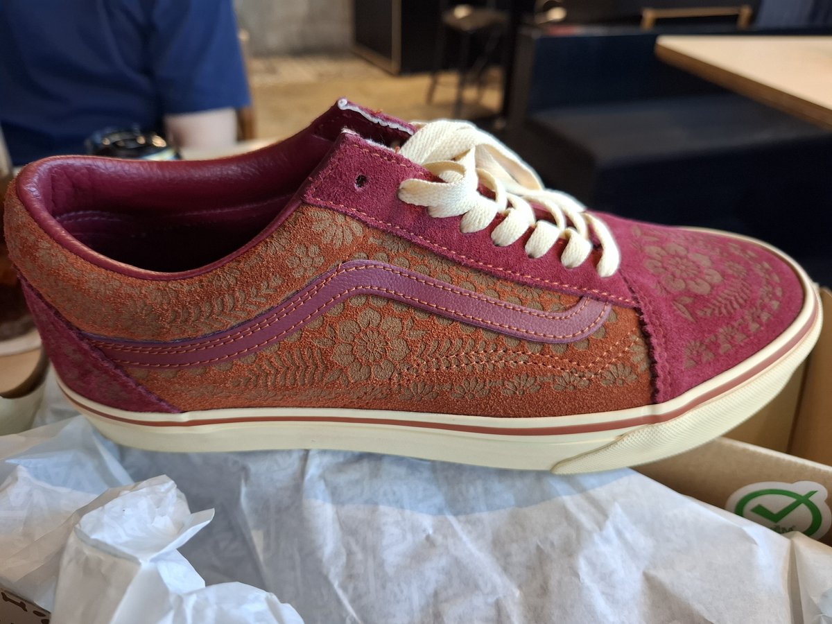 michaelmalice's tweet photo. Stumble into Vans
Turns out they have some Mexican exclusive pair
Already sold out online
Dropped 2 days ago
The display shoe is in my size, they spend 15 min trying to find the matching half
No dice
Settle for last pair for sale, one half size up
Clothes make great souvenirs https://t.co/wfeBXdxiz3