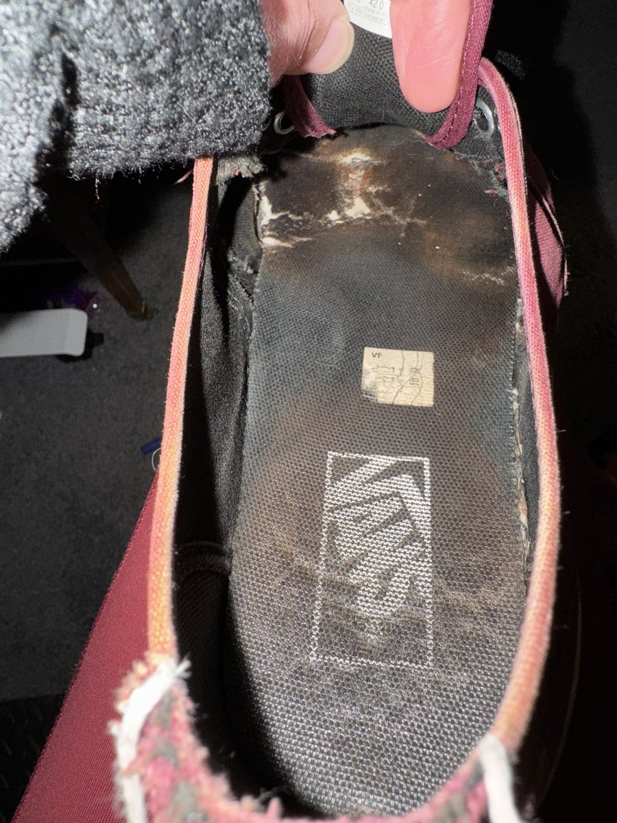 Finger_Toes_'s tweet photo. These shoes are absolutely beat to hell - used &amp; abused to say the least… I know they demand your attention 😈 Who’s obsessing over them all weekend 👟👑
#wornshoes #footimprint #footfetish #stinkyvans #whitevans #maroonvans https://t.co/nvhNOiY85a