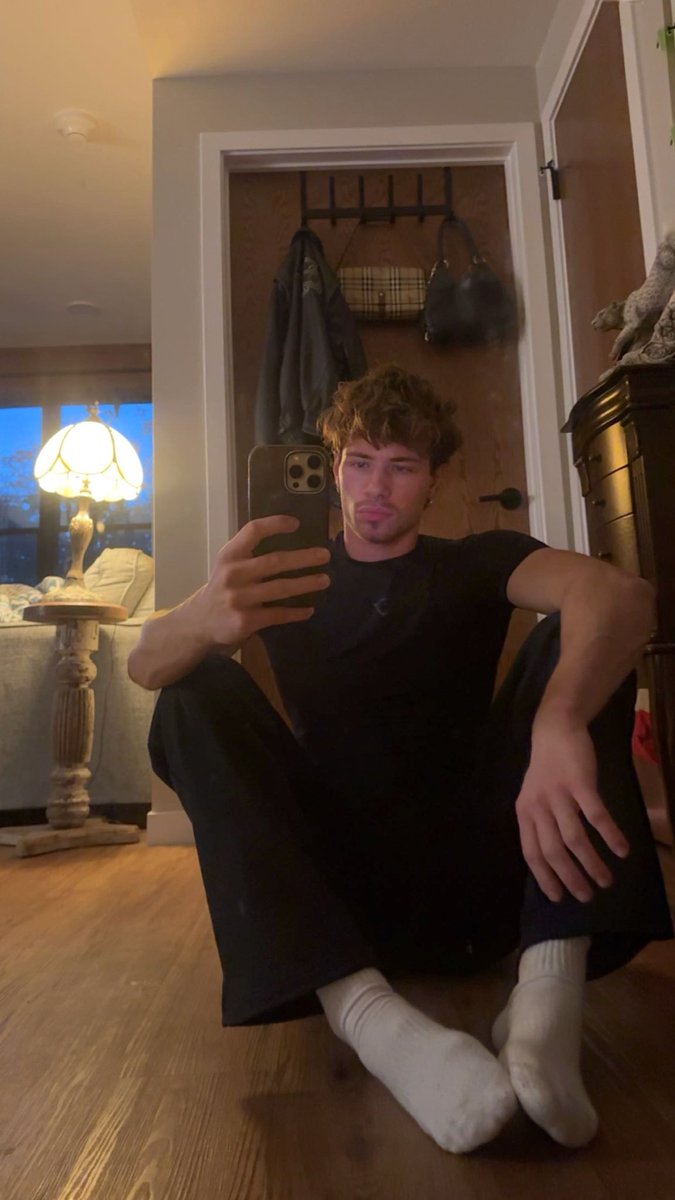 sinnergetready's tweet photo. I also got new pants for the gym now that it’s going to start getting colder https://t.co/XiLKZtOHfK
