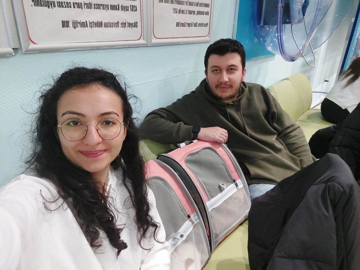 zynp1971's tweet photo. Hakim, savcı, polis ve asker eşlerine uygulanan il emri neden eşi farklı kurumda olan öğretmene yok? Aileler 4 yıldır ayrı. Çözüm için @Yusuf__Tekin il emrinin yeniden değerlendirilmesini istiyoruz. #AilemiVerYusufTekin 👨‍👩‍👧‍👦⏳🏠 https://t.co/zdZSQ2mPnl