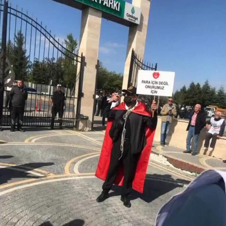 ms_utku's tweet photo. Türkiye Yüzyılı’nda(!) “Geçinemiyoruz” diyen bir emekli vatandaşımız bugün Ankara’da intihar etti. 

Bu sofra, efendiler — ki iltika-yı armağandır —
Sizin bu boynu bükük memleket ki armağandır.
Bu han-ı iştiha sizin, yiyin, yutun, hapşırın...
Yiyin efendiler yiyin, bu han-ı iştiha sizin,
Doyunca, tıksırınca, çatlayınca kadar yiyin!