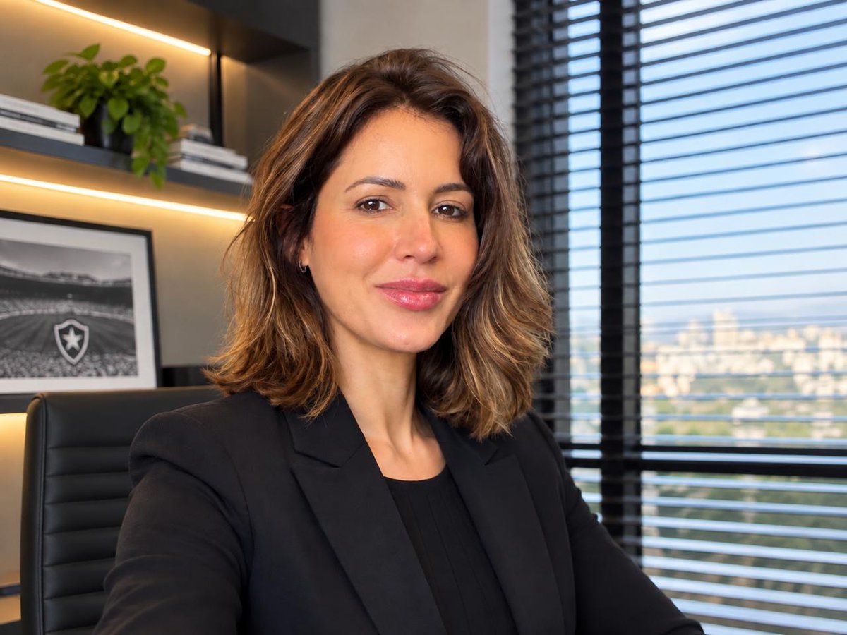 Botafogo's tweet photo. O Botafogo apresentou, nesta sexta-feira (25), Flávia Merheb como a nova Diretora de Operações da SAF.  

Com mais de 25 anos de experiência em empresas de grande relevância no mercado, como Siemens e Amil Saúde, e quatro anos de trajetória no Botafogo, Flávia construiu sua carreira nas áreas de Suprimentos, Administração, Gestão de Contratos e Operações, com forte atuação em eficiência, governança e otimização de custos. No clube, ampliou sua atuação para a gestão de hospitalidade e operações, liderando projetos estratégicos e equipes multidisciplinares.

Em sua nova posição, passa a responder diretamente ao CEO Eduardo Iglesias e será responsável pelas áreas de Operação de Jogo, Infraestrutura, Tecnologia e Suprimentos, com foco na integração das áreas, eficiência operacional e melhoria contínua dos processos. 

A nova Diretora de Operações destacou a importância do novo desafio e reforçou seu compromisso com a evolução dos processos e da estrutura operacional do Botafogo.

"É uma grande responsabilidade e, ao mesmo tempo, uma enorme satisfação assumir esse novo desafio dentro da SAF. Ao longo desses quatro anos, tive a oportunidade de conhecer profundamente a operação do Clube e construir, ao lado de diferentes equipes, projetos importantes. Agora, temos a oportunidade de avançar ainda mais na integração das áreas, na eficiência dos processos e na busca contínua por melhorias. Estou muito motivada e pronta para contribuir com essa nova etapa do Botafogo", afirmou Flávia.