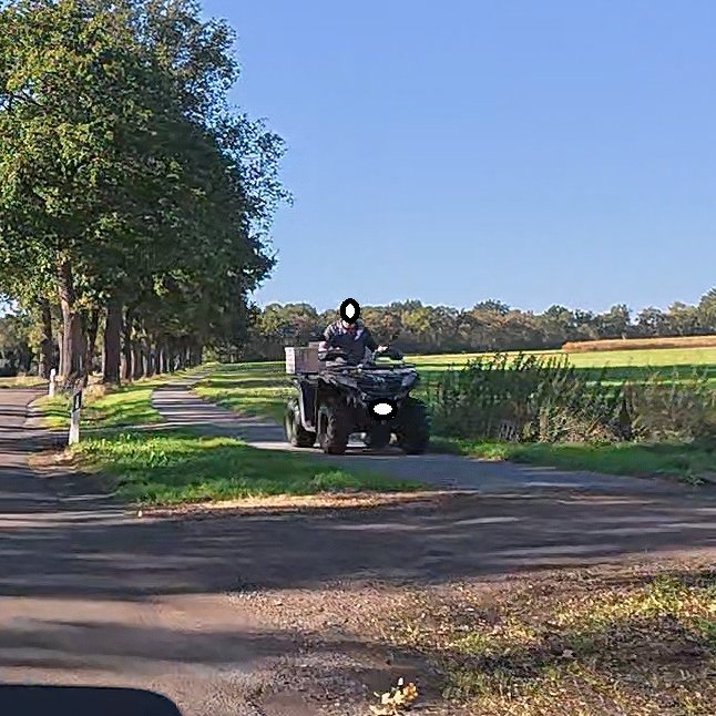blueRacerOL's tweet photo. Radfahren auf dem Lande.
Da kann einem auch mal mit erhöhter Geschwindigkeit ein Quad auf dem Gehweg entgegen kommen.
Kein Streifenwagen würde den anhalten.
Oder? @Polizei_DEL
#mdRddG #Fahrradalltag https://t.co/eIGayDH4TT