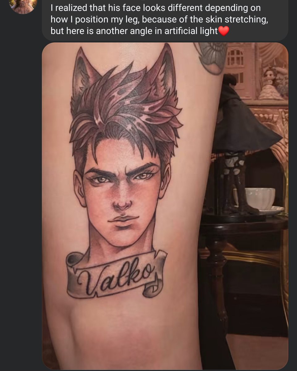 Vefku's tweet photo. Tanto que se quejaban de que "ayyy, no le afinen los rasgos porque las de CN lo usan para sus fetiches, se ve muy afeminado y mimimi", pero una de ellas se tatua a este lobo, de rasgos finos y pestañas largas, y se lo celebran?🤔 (ojo, me da igual que se tatuara, es su cuerpo) https://t.co/lqDufVgqhv