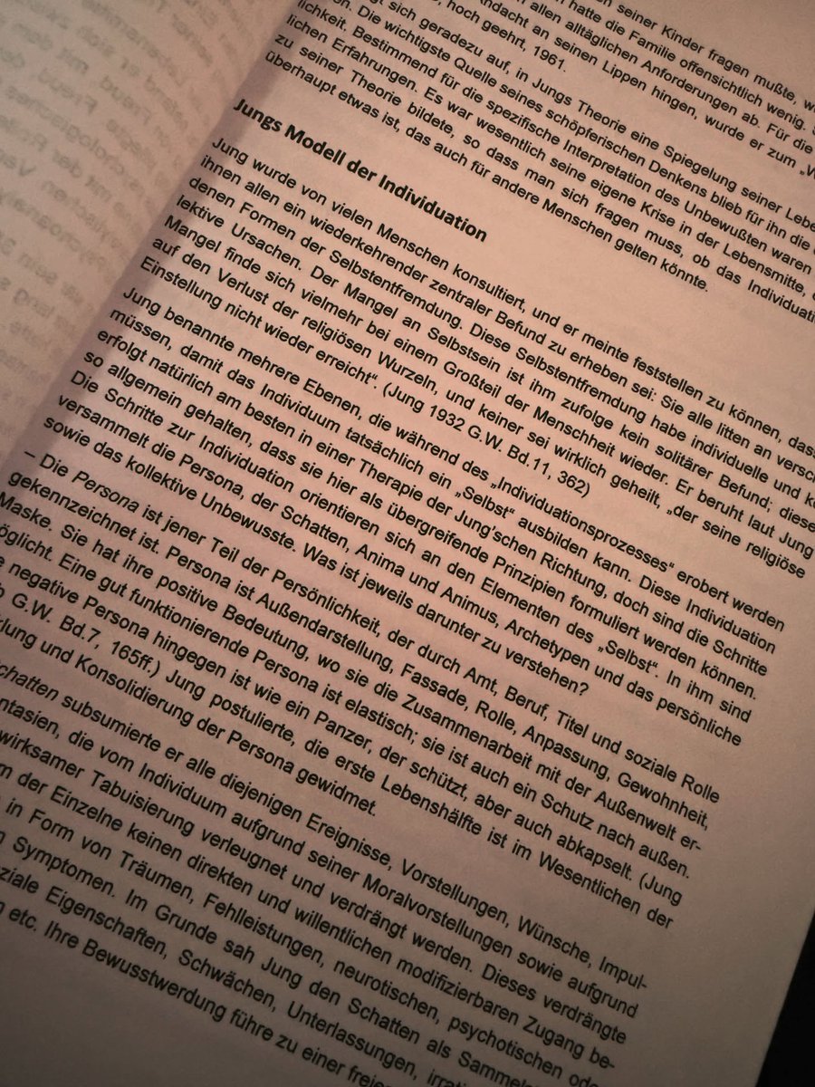 VilmaGephardt's tweet photo. Für C. G. Jung ist Individuation der lebenslange Weg zur Selbstwerdung: Das bewusste Ich integriert unbewusste Anteile, insbesondere den Schatten, und findet zur Ganzheit. Nicht Egoismus, sondern innere Wahrheit und tiefere Verbundenheit mit der https://t.co/VDqUy3o4gQ
