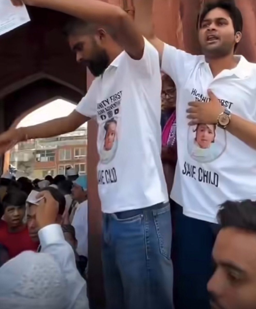 time4rev's tweet photo. Hindu creator/influencer Sunny Mahor raised roughly ₹6.3–6.5 outside Jama Masjid, Delhi after Jummah. 

Volunteers wore T-shirts “HUMANITY FIRST” / “SAVE CHILD” to extract money from Muslims. 

Interestingly, every video of his begins with the Hindu greeting JSR or JSK. https://t.co/U0yFIqqDjN