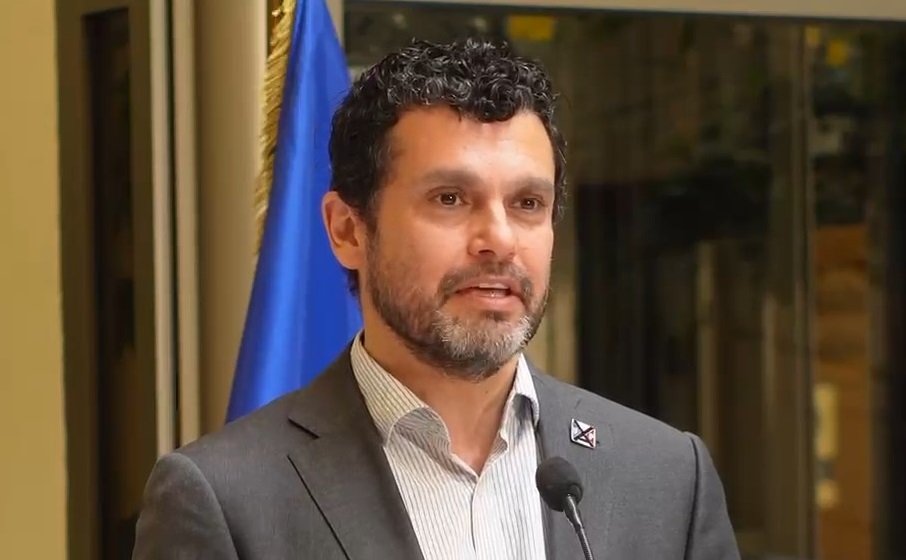 GAMBA_CL's tweet photo. Imbécil y extremista: Jaime Bassa ahora defendió el Estallido Delictual https://t.co/j1OMlYmfCw https://t.co/sNbD8CG7dz