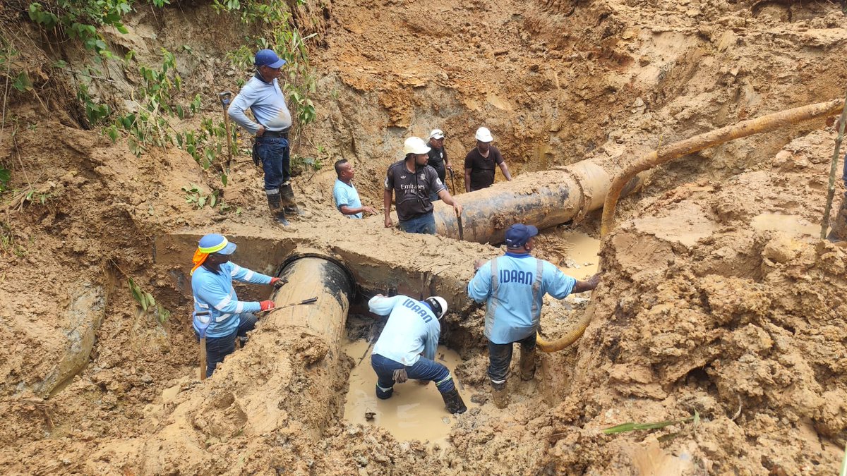 IDAANinforma's tweet photo. 👩‍🔧📢Continuamos con la reparación de la línea de impulsión de 28" detrás del nuevo complejo deportivo para restablecer el servicio en Guarumal, Caimitillo y áreas aledañas.

@311Panama https://t.co/ATTUWB8nFn