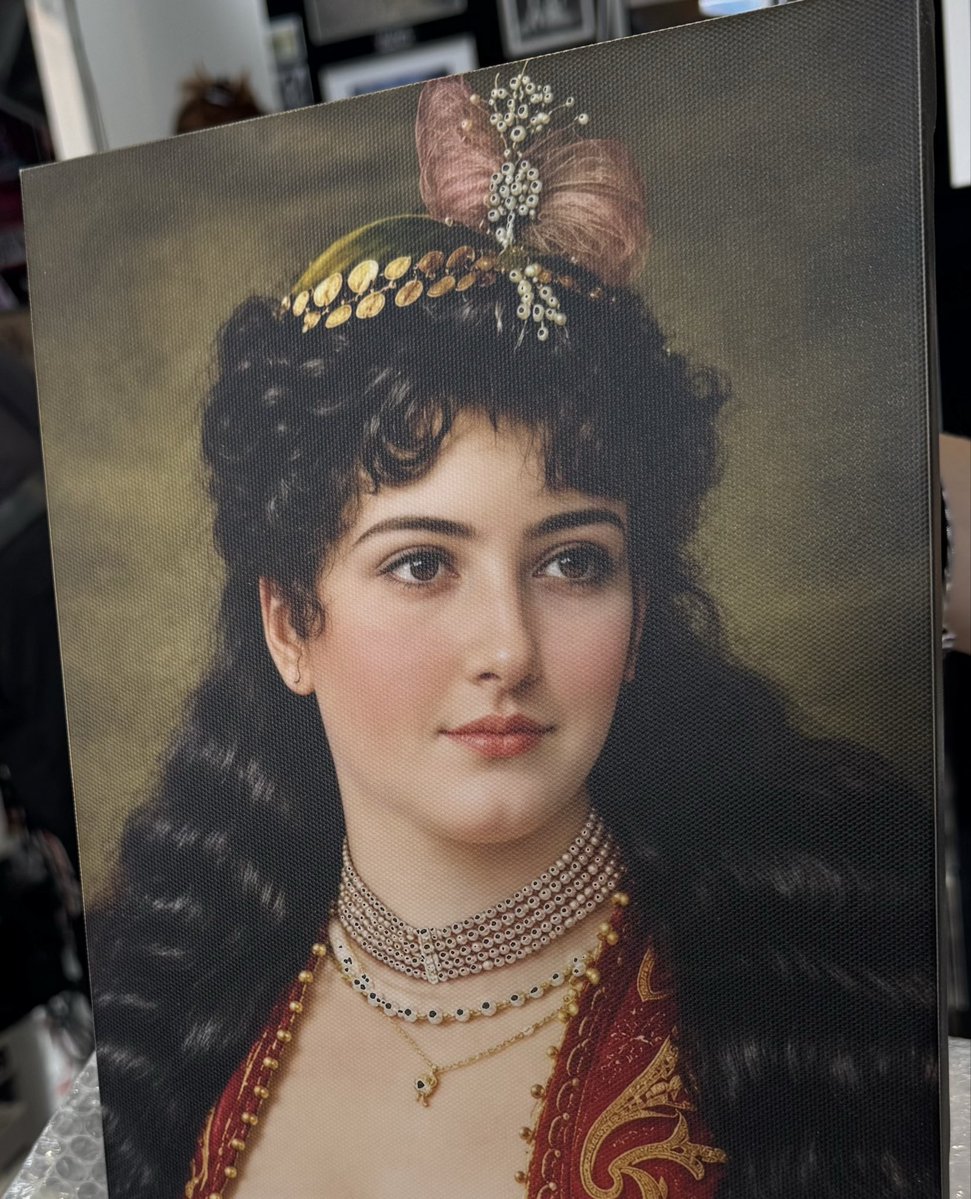 ryousifacu's tweet photo. في الأدب الشعبي الكردي بالعشرينات 

قصة مشهورة عن فتاة تسكن في قلعة أربيل جميلة جدا كانت تكنس عتبة دارها ورآها ضابط بريطاني ووقع في غرامها وأرسل مجموعة من كبار رجال الحكومة لخطبتها ووافق أهلها وتم تزويجها له ثم سافرت معه الى بريطانيا وأنجبت منه الأبناء

ولغرض طمأنة أهلها عليها طلب زوجها من أحد الرسامين أنْ يرسم لوحة لزوجته ليرسلها الى أهلها في أربيل وحين وصلت اللوحة الى منطقة القلعة احتفل أهل المنطقة بها وأخذوا ينسخونها ويعلقونها في بيوتهم

وتوارثها الناس من ذلك اليوم حتى لُقبت بموناليزا العراق

قبل ١٥ سنة.. نشرتُ هذه القصة في حسابي بالفيسبوك مع اللوحة المعتقة المهترئة وشاهدتها صديقة عزيزة علي لم ارها منذ ٢٦ عاما تسكن في قارة اخرى وقالت (يا الله كم احب هذه اللوحة)

رغم هذا البعد الزمني لكني لم أنس تلك الجملة أبدا وإذا بالصورة نفسها تظهر لي بالانستغرام قبل اسبوعين فتذكرت صديقتي تلك وحفظت الصورة بالموبايل واتجهت الى محل تصوير وطبعتها على كانفس (ورق رسم) وارسلتها بالبريد ووصلتها اليوم والمفاجأة كانت غير عادية 

قلت لها: لابد انك فعلت شيئا جميلا لوجه الله وأراد الله ان يشعرك بالبهجة وإلا فليس هناك تفسير لما فعلت بالمنطق 

تهادوا تحابوا ❤️

#دردشة_رند