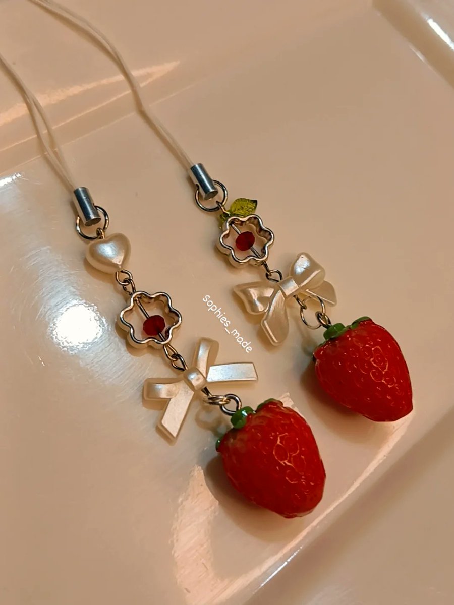 FernandoTavva's tweet photo. Berry sweet, tied with a bow. Adding a pop of red to everyday essentials. https://t.co/5lA5ey815P
