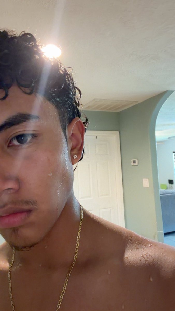 htxxrobertt's tweet photo. Monthly shower yall 😒✌️ #houston #latino #hispanic #texas #htx #tx #papa #shower #follow #rt https://t.co/MrsiixPyjA