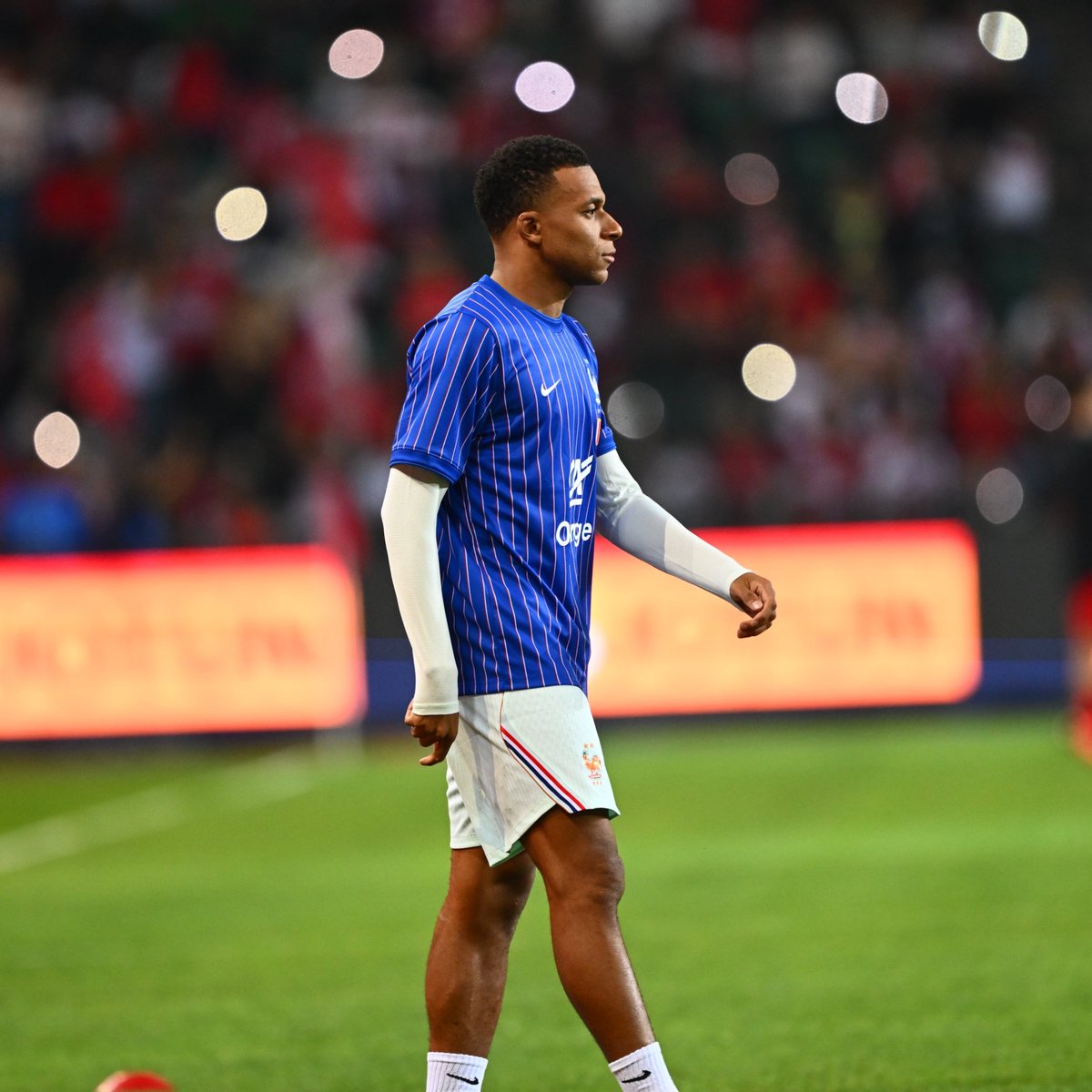 bpthaber's tweet photo. Ester Exposito, Kocaeli'ye gelmedi.

Mbappe maçı sevgilisi yanında olmadan oynuyor. https://t.co/hp6cdFqEYW