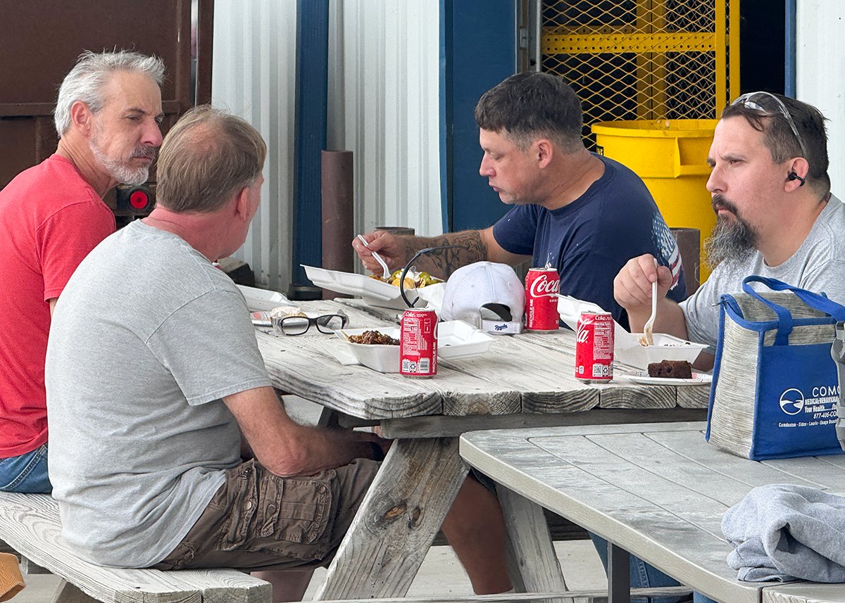 SignFabInc's tweet photo. A great team deserves a great lunch! ♨️

Sign Fab® celebrated our annual Employee Appreciation Lunch at our Stoutland, MO headquarters. We’re grateful for the people who keep our operation moving every day! 👏

#SignFab #EmployeeAppreciation #SignIndustry https://t.co/RYfXPPUOTn