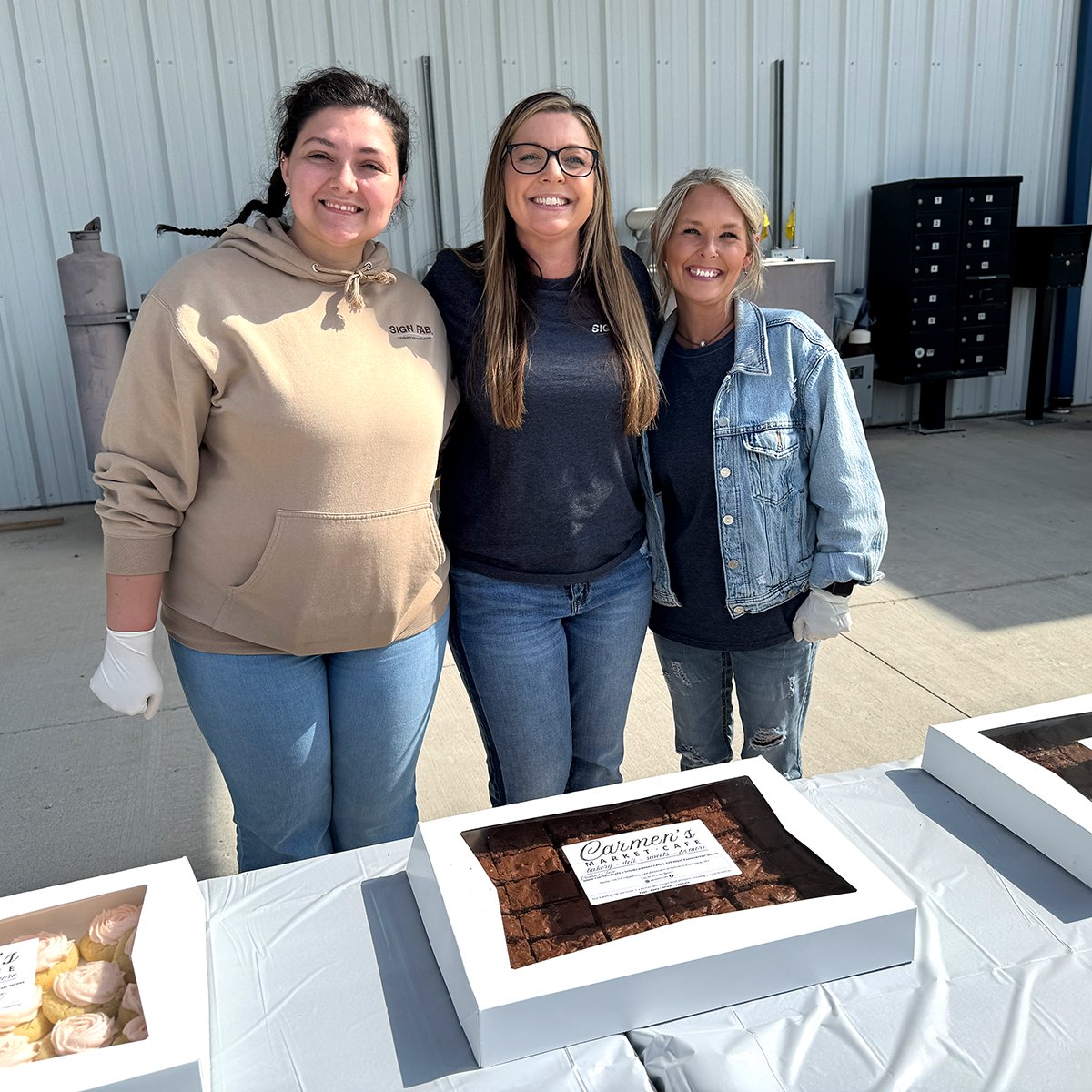 SignFabInc's tweet photo. A great team deserves a great lunch! ♨️

Sign Fab® celebrated our annual Employee Appreciation Lunch at our Stoutland, MO headquarters. We’re grateful for the people who keep our operation moving every day! 👏

#SignFab #EmployeeAppreciation #SignIndustry https://t.co/RYfXPPUOTn
