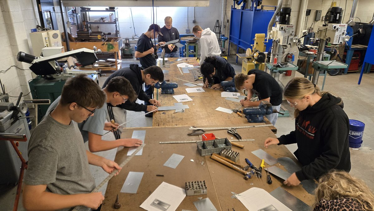 BrandonPrentice's tweet photo. Introducing sheet metal to my metalworking class by having them properly layout, shear, bend, &amp; weld a simple "metal tray" design.
#metalworking #metalshop
@TRINITY_MLUCAS @dr_zebrasky https://t.co/wPcSuZGTr4