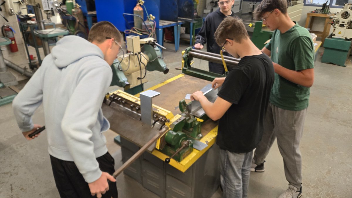 BrandonPrentice's tweet photo. Introducing sheet metal to my metalworking class by having them properly layout, shear, bend, &amp; weld a simple "metal tray" design.
#metalworking #metalshop
@TRINITY_MLUCAS @dr_zebrasky https://t.co/wPcSuZGTr4