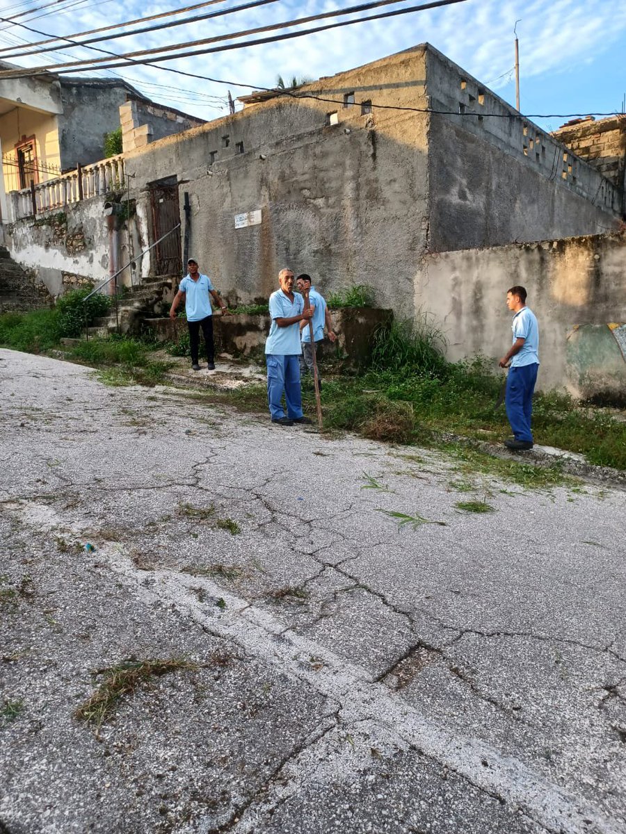 ETECSAGranma's tweet photo. Limpieza y chapea en los alrededores del centro de telecomunicaciones #Manzanillo #Etecsa  #ResponsabilidadSocial @YudelkisOrtizB @osmely https://t.co/gpTYMHGMZn
