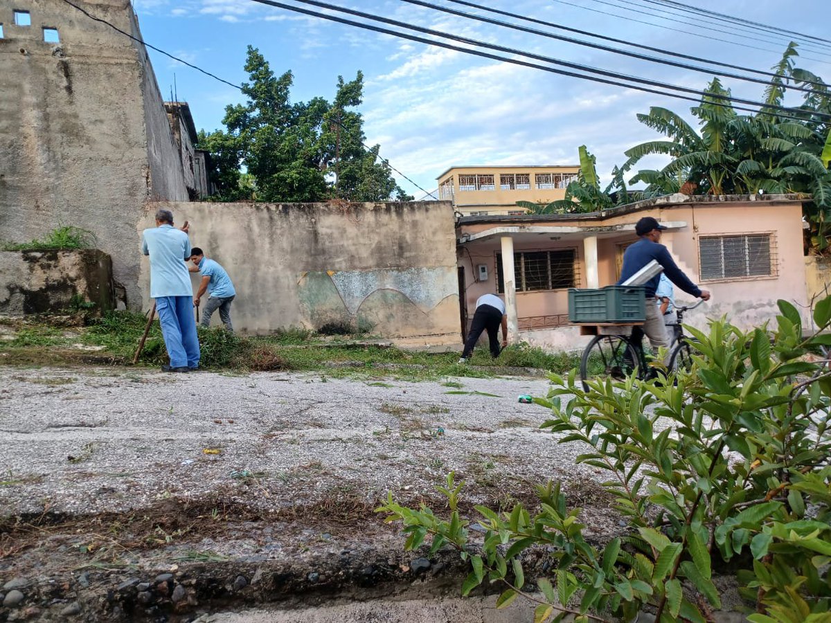 ETECSAGranma's tweet photo. Limpieza y chapea en los alrededores del centro de telecomunicaciones #Manzanillo #Etecsa  #ResponsabilidadSocial @YudelkisOrtizB @osmely https://t.co/gpTYMHGMZn