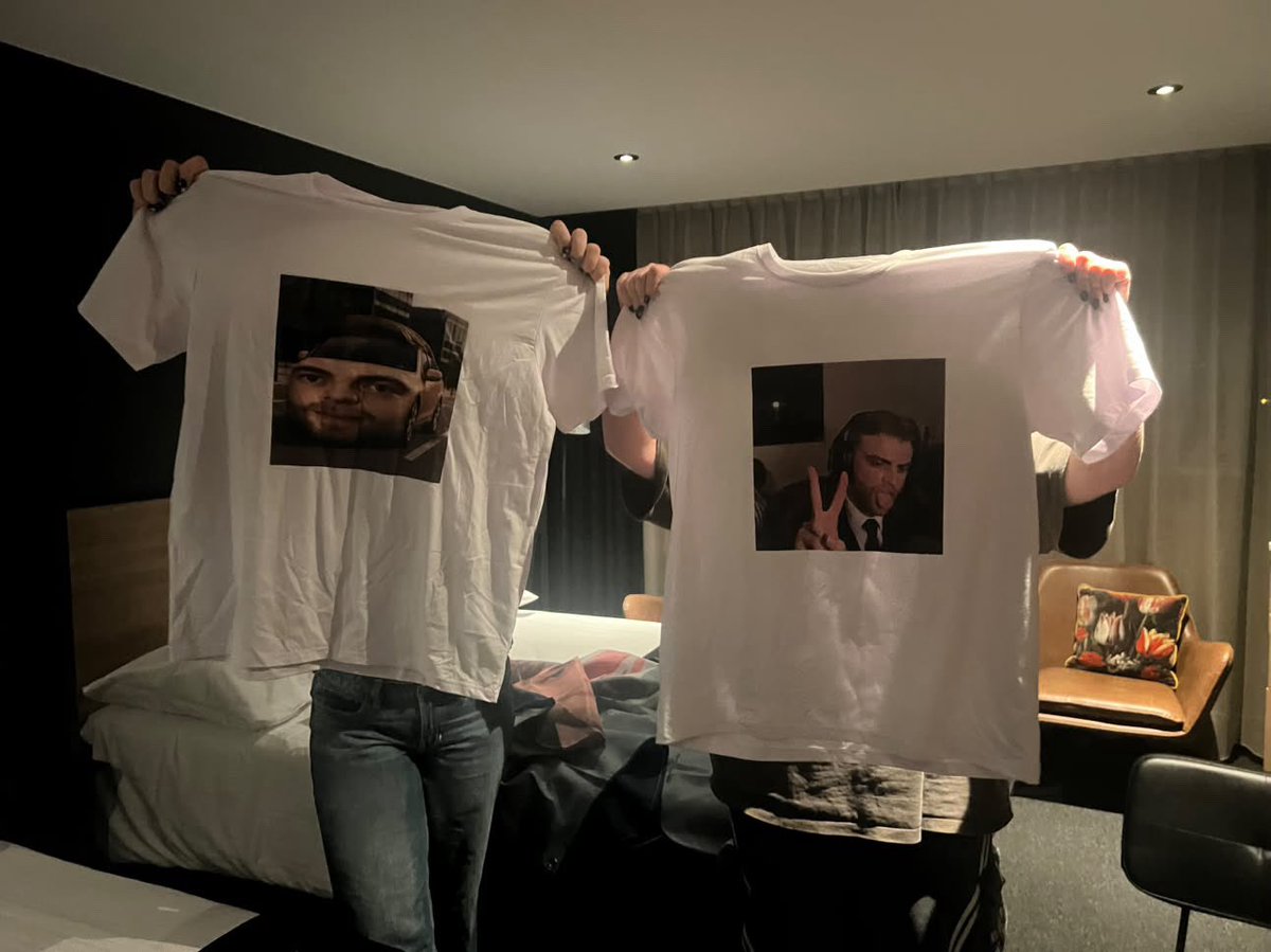 aethrfnt's tweet photo. we wanna get our shirts signed, we have an extra for you declan. come find us. 

@oce_dex @CLOWSY_ @CrusadesNZ @phazmaAU_ @resignzfnt @tinkafn @AussieAntics https://t.co/ogqRPMbeoL