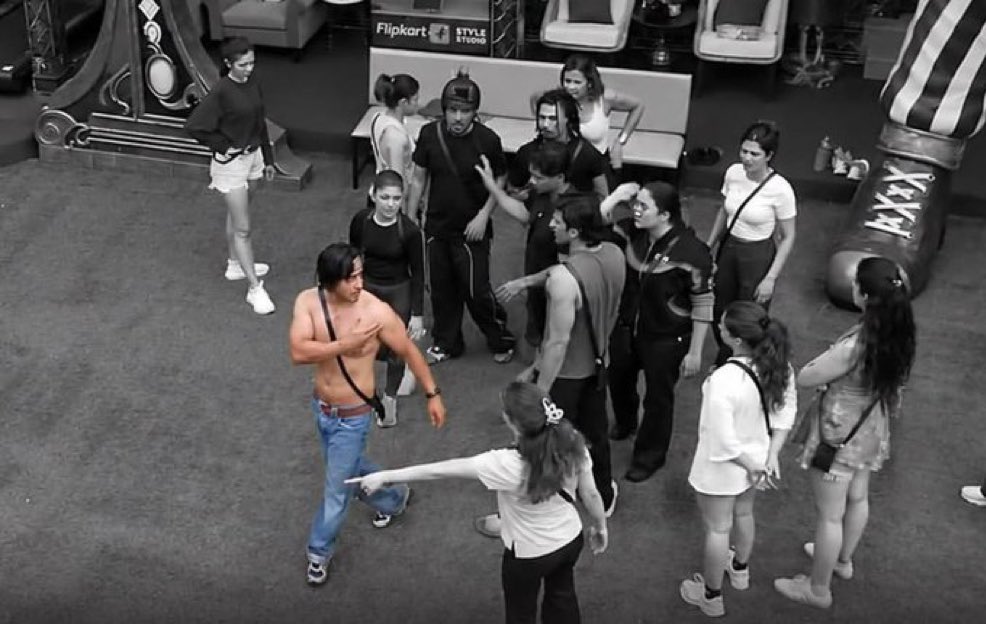 sigmahumein's tweet photo. Biggboss Season 20 or should I say #QaziTouqeer Show https://t.co/KEEkDY1tbu
