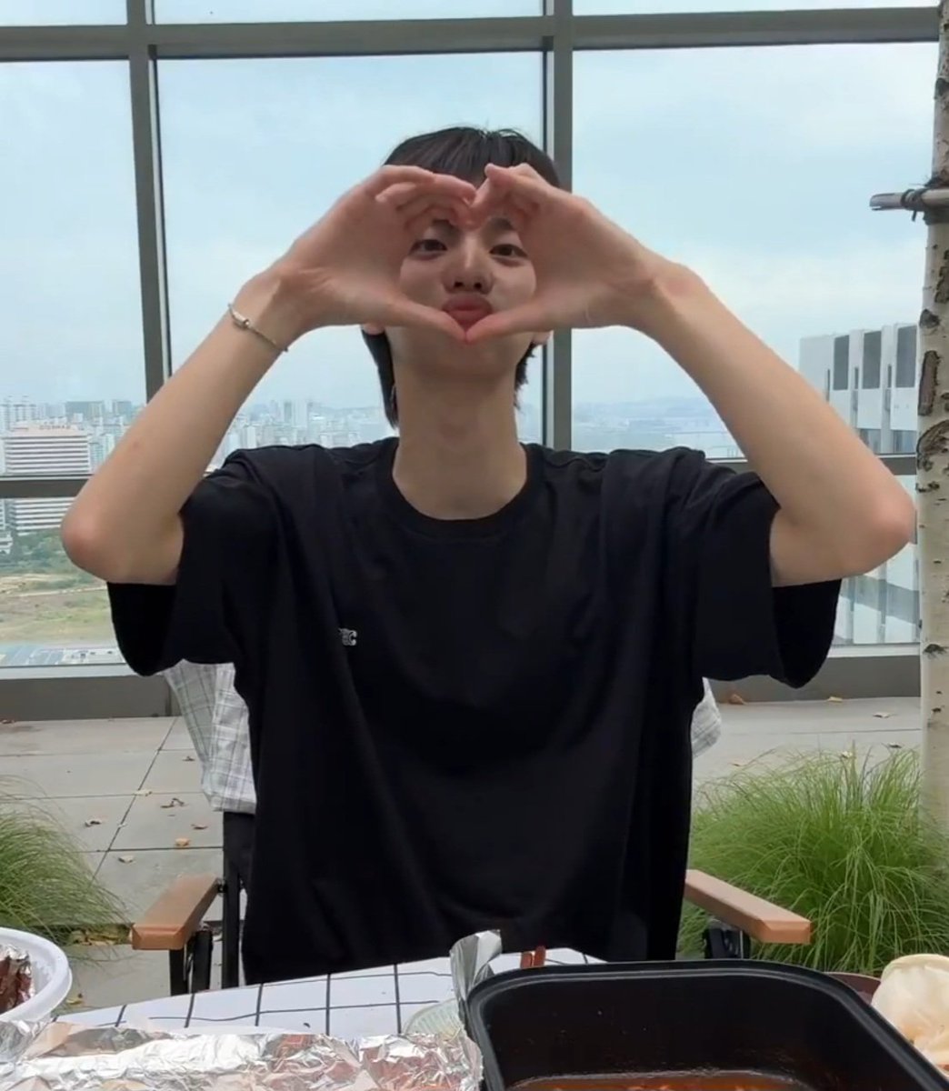 Shin_Junghwan22's tweet photo. 하트 🖤

#TWS #투어스 #247WithUs #SHINYU #신유 
#위버스 #라방 https://t.co/5oaNWrpXH6