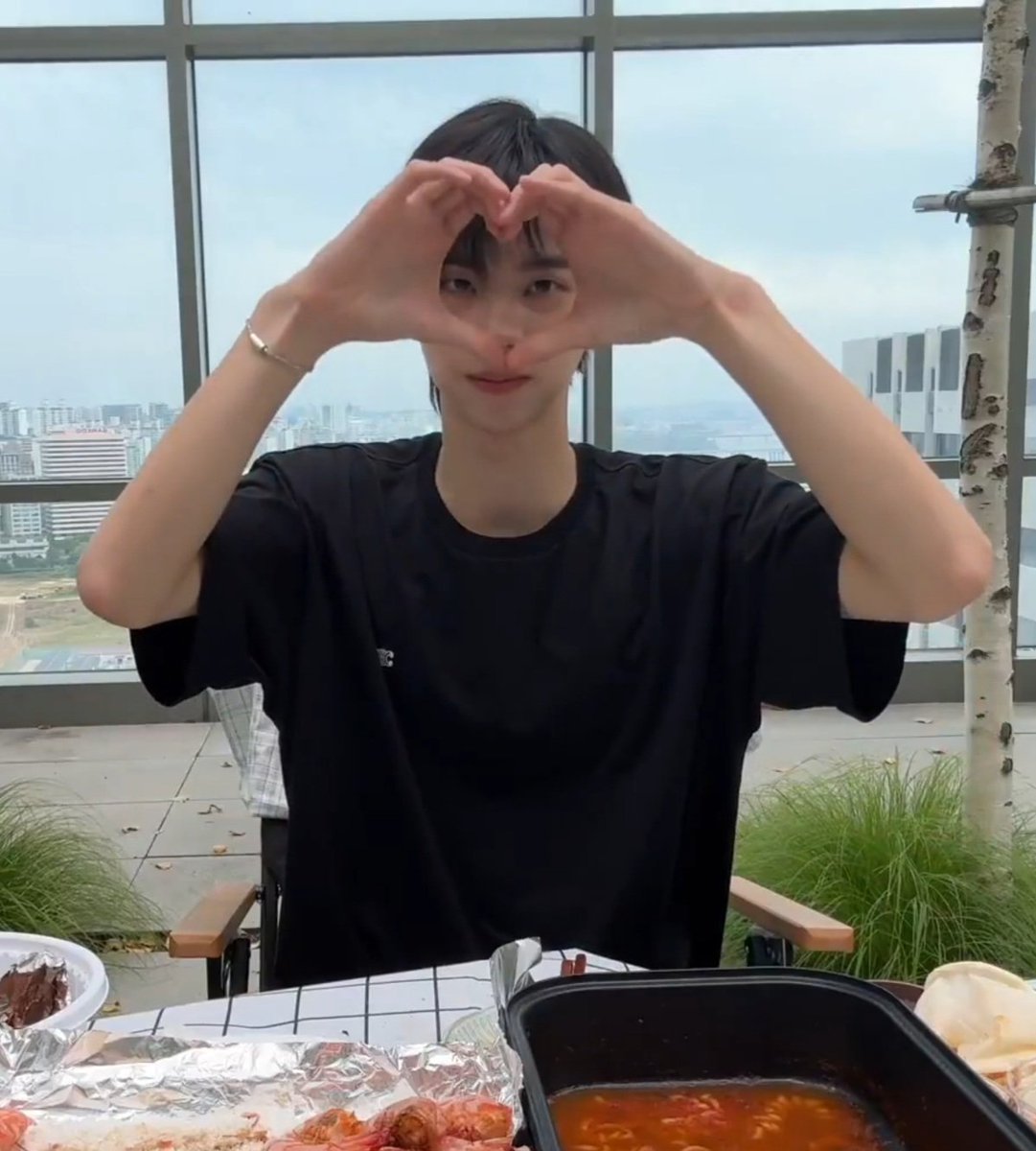 Shin_Junghwan22's tweet photo. 하트 🖤

#TWS #투어스 #247WithUs #SHINYU #신유 
#위버스 #라방 https://t.co/5oaNWrpXH6