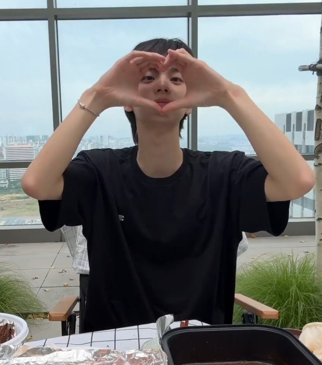 Shin_Junghwan22's tweet photo. 하트 🖤

#TWS #투어스 #247WithUs #SHINYU #신유 
#위버스 #라방 https://t.co/5oaNWrpXH6