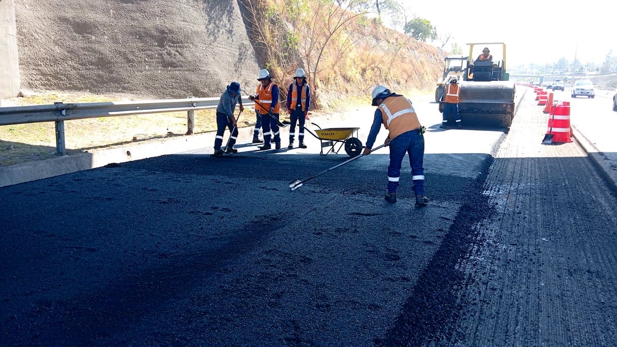 ObrasQuito's tweet photo. 🚧#MantenimientoVial | Circula con precaución🚧

Operativos en la puesta a punto de la #RutaViva, entre el intercambiador de Tumbaco y La Cerámica, sentido Puembo - Quito. 

🚗Un carril se mantiene habilitado mientras trabajamos
👮‍♀️ @AMT_Quito gestiona la movilidad en el sector https://t.co/U6Gvb0GkAx