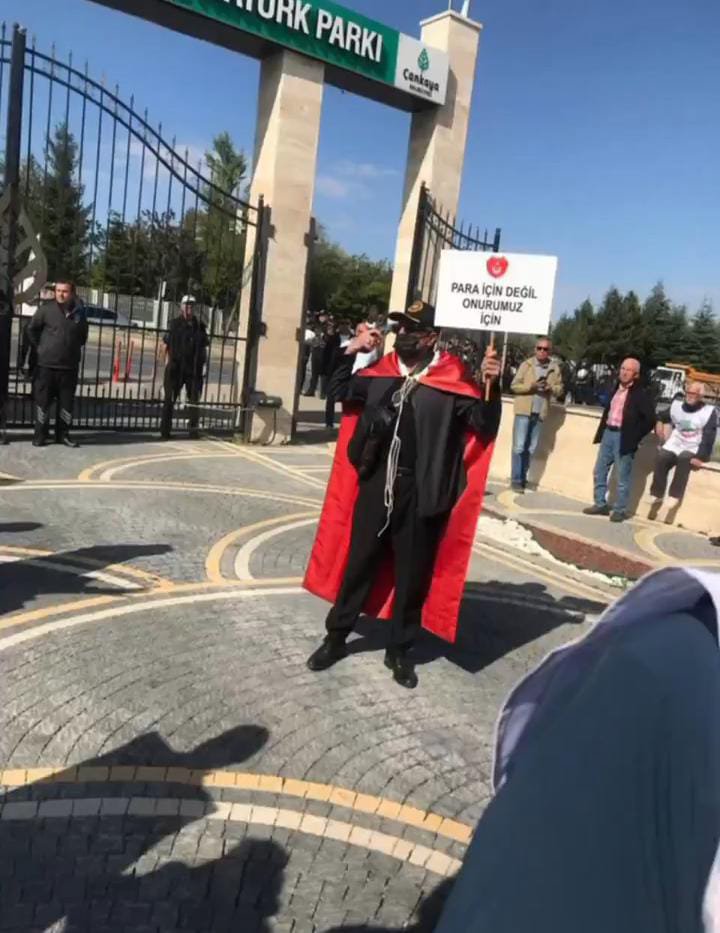 mucayit3669's tweet photo. Ekonomik olarak uçuyoruz şahlanıyoruz milli gelir şu bu doları aştı masallarını anlatanlar
Hayatın gerçekleri bugün Anayasa mahkemesi önünde meydana gelen vahim olaya baksın

Bir #Emekli daha göçtü hayattan.
Elinde bir pankart, dilinde tek bir söz vardı
#ParaiçinDeğilOnurumuziçin https://t.co/cdnaPYmWiW
