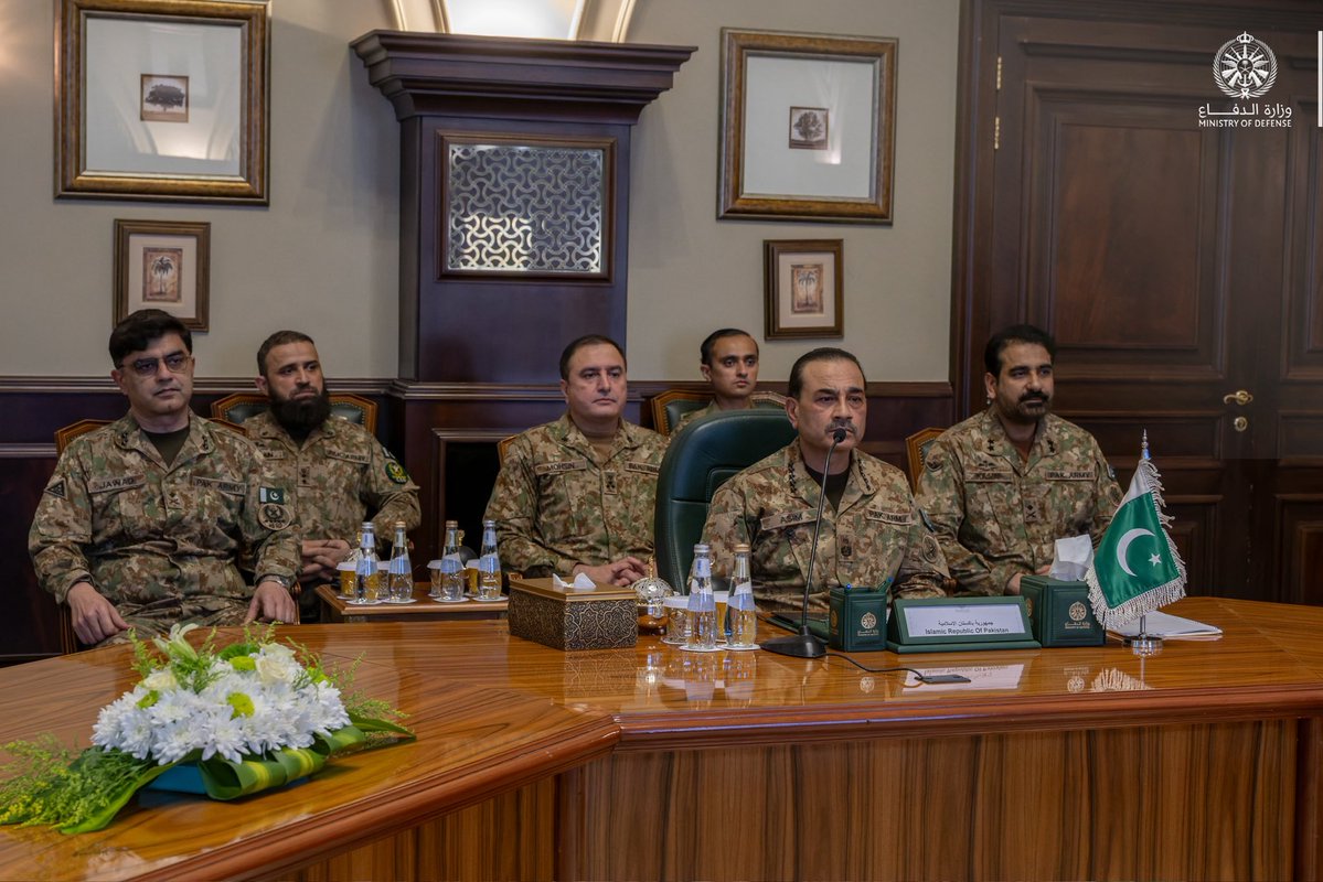 modgovksa's tweet photo. عُقد في الرياض، اليوم، اجتماع لرئيس قوات الدفاع ورؤساء هيئات الأركان العامة للدول الأطراف في اتفاقية مكة للدفاع المشترك، بمشاركة المملكة العربية السعودية، وجمهورية باكستان الإسلامية، والجمهورية التركية.

واستعرض رؤساء هيئات الأركان الوضع الأمني والتهديدات التي تواجه المملكة العربية السعودية، وأعربوا عن استنكارهم الشديد للهجمات التي استهدفت مدينة مكة المكرمة والبنية التحتية المدنية والاقتصادية للمملكة.

كما أشادوا بيقظة واحترافية القوات المسلحة السعودية لضمان سلامة المواطنين والمقيمين وأمن المملكة.

كما بحث المشاركون سبل المضي قدمًا في تعزيز التعاون بين القوات المسلحة للدول الثلاث، وتطوير التعاون الاستخباراتي والتنسيق العسكري وتكامل القدرات، بما يسهم في تعزيز الردع والدفاع الجماعي.

وأشاد المشاركون بالعلاقات الراسخة والثقة المتبادلة التي تجمع شعوب الدول الثلاث وقواتها المسلحة. وأكدوا أن اجتماعهم في الرياض يعكس متانة الشراكة الدفاعية فيما بينهم، وعزمهم المشترك على البدء الفوري لترجمة الالتزامات الواردة في اتفاقية مكة للدفاع المشترك إلى تعاون عسكري فعّال.

وأكد المشاركون بقوة التزامهم بالدفاع الجماعي، بما يجسد عزم الدول الثلاث على الدفاع عن أمن المملكة العربية السعودية وسيادتها وسلامة أراضيها.