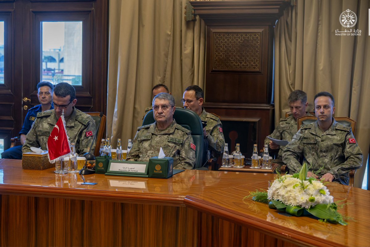modgovksa's tweet photo. عُقد في الرياض، اليوم، اجتماع لرئيس قوات الدفاع ورؤساء هيئات الأركان العامة للدول الأطراف في اتفاقية مكة للدفاع المشترك، بمشاركة المملكة العربية السعودية، وجمهورية باكستان الإسلامية، والجمهورية التركية.

واستعرض رؤساء هيئات الأركان الوضع الأمني والتهديدات التي تواجه المملكة العربية السعودية، وأعربوا عن استنكارهم الشديد للهجمات التي استهدفت مدينة مكة المكرمة والبنية التحتية المدنية والاقتصادية للمملكة.

كما أشادوا بيقظة واحترافية القوات المسلحة السعودية لضمان سلامة المواطنين والمقيمين وأمن المملكة.

كما بحث المشاركون سبل المضي قدمًا في تعزيز التعاون بين القوات المسلحة للدول الثلاث، وتطوير التعاون الاستخباراتي والتنسيق العسكري وتكامل القدرات، بما يسهم في تعزيز الردع والدفاع الجماعي.

وأشاد المشاركون بالعلاقات الراسخة والثقة المتبادلة التي تجمع شعوب الدول الثلاث وقواتها المسلحة. وأكدوا أن اجتماعهم في الرياض يعكس متانة الشراكة الدفاعية فيما بينهم، وعزمهم المشترك على البدء الفوري لترجمة الالتزامات الواردة في اتفاقية مكة للدفاع المشترك إلى تعاون عسكري فعّال.

وأكد المشاركون بقوة التزامهم بالدفاع الجماعي، بما يجسد عزم الدول الثلاث على الدفاع عن أمن المملكة العربية السعودية وسيادتها وسلامة أراضيها.