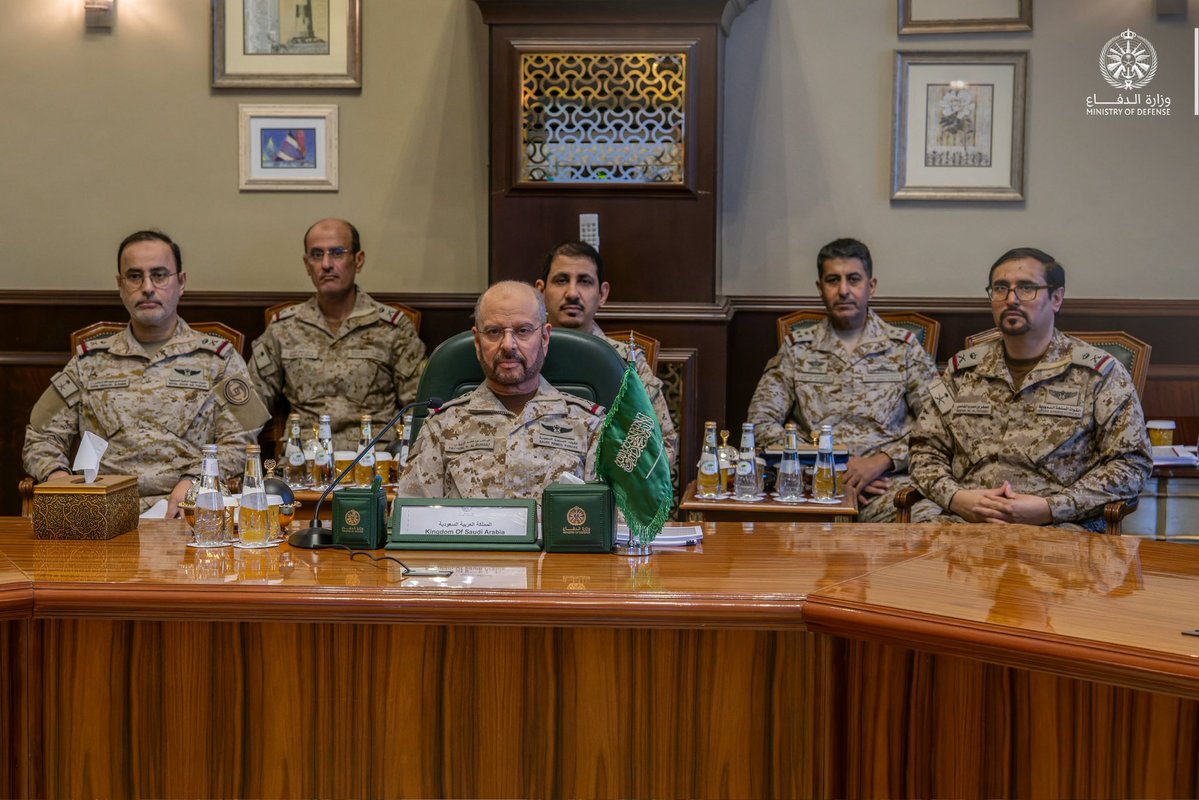 modgovksa's tweet photo. عُقد في الرياض، اليوم، اجتماع لرئيس قوات الدفاع ورؤساء هيئات الأركان العامة للدول الأطراف في اتفاقية مكة للدفاع المشترك، بمشاركة المملكة العربية السعودية، وجمهورية باكستان الإسلامية، والجمهورية التركية.

واستعرض رؤساء هيئات الأركان الوضع الأمني والتهديدات التي تواجه المملكة العربية السعودية، وأعربوا عن استنكارهم الشديد للهجمات التي استهدفت مدينة مكة المكرمة والبنية التحتية المدنية والاقتصادية للمملكة.

كما أشادوا بيقظة واحترافية القوات المسلحة السعودية لضمان سلامة المواطنين والمقيمين وأمن المملكة.

كما بحث المشاركون سبل المضي قدمًا في تعزيز التعاون بين القوات المسلحة للدول الثلاث، وتطوير التعاون الاستخباراتي والتنسيق العسكري وتكامل القدرات، بما يسهم في تعزيز الردع والدفاع الجماعي.

وأشاد المشاركون بالعلاقات الراسخة والثقة المتبادلة التي تجمع شعوب الدول الثلاث وقواتها المسلحة. وأكدوا أن اجتماعهم في الرياض يعكس متانة الشراكة الدفاعية فيما بينهم، وعزمهم المشترك على البدء الفوري لترجمة الالتزامات الواردة في اتفاقية مكة للدفاع المشترك إلى تعاون عسكري فعّال.

وأكد المشاركون بقوة التزامهم بالدفاع الجماعي، بما يجسد عزم الدول الثلاث على الدفاع عن أمن المملكة العربية السعودية وسيادتها وسلامة أراضيها.