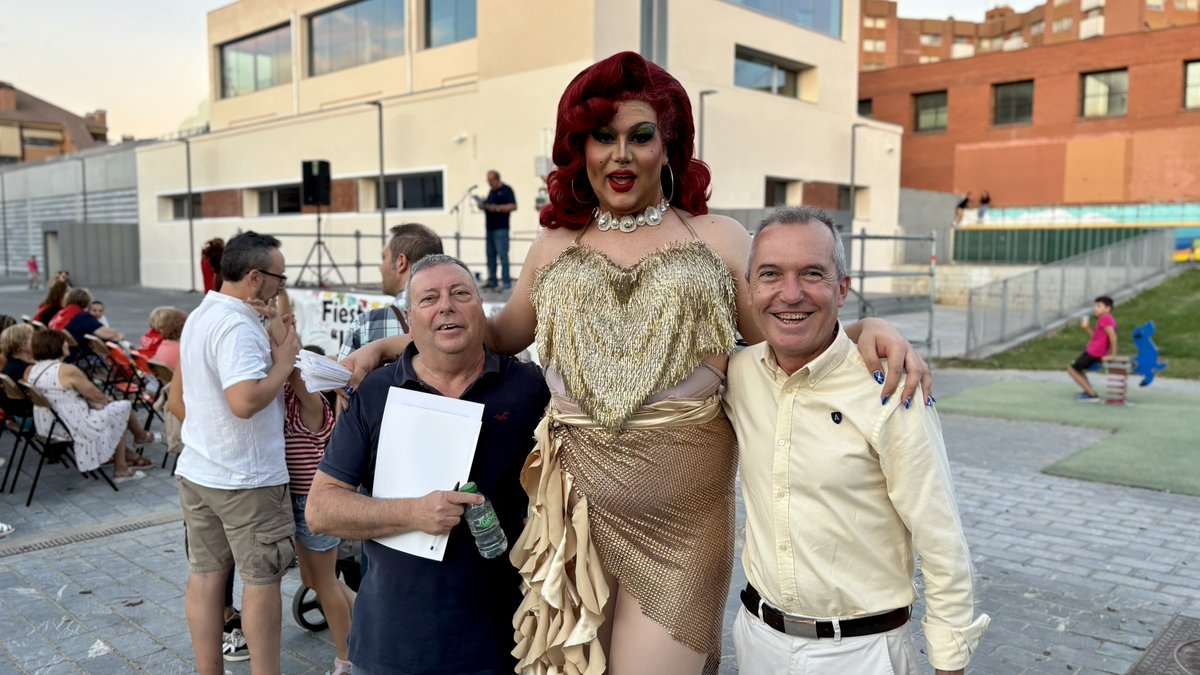 PPAytoVLL's tweet photo. 🔵 Un barrio unido siempre tiene algo que celebrar. El concejal @jizarandona ha asistido al pregón de José Antonio Gaviero, con el que comienzan las fiestas de La Rubia y un amplio programa de actividades para todos los vecinos hasta el 4 de octubre. https://t.co/AsO5kLHR13