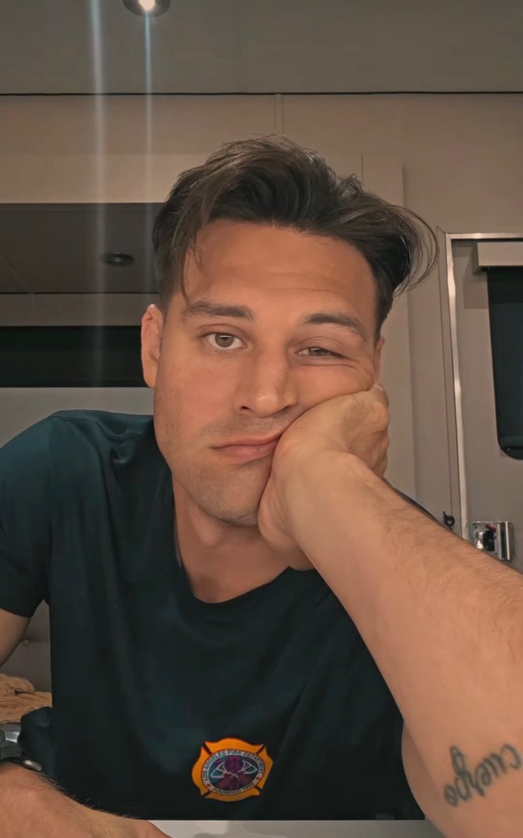 theyheyhey's tweet photo. oh ok i get it now

banana 1 posts a story where hes bored and lonely
so banana 2 posts where he is and what hes doing

and we are all just there to watch the two bananas communicate https://t.co/U6LSgI7ify