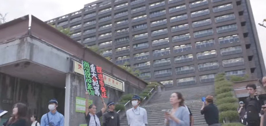 frescobaldi1635's tweet photo. 尾形記者が会見で県庁舎の建て替えについて触れたが、その意見に賛成だ。

前任者否定ありきで県庁舎建て替えを凍結。

まごまごしている間に財政難でさらに貧弱な県庁舎に。

県組織が、狂った首長の防波堤となり得なかったことの教訓として、すでにある建物を利用する分散型が望ましい。

と訴えた。 https://t.co/TEJx5bLCkq