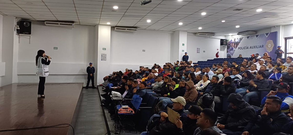 iasama_cdmx's tweet photo. 🧠 Desde #IASAMA impartió la conferencia “Salud mental y emocional” a la Policía Auxiliar de la CDMX, como parte de su capacitación continua, para brindar herramientas y recomendaciones para el cuidado de la salud mental y emocional.
@GobCDMX | @SSaludCdMx | @SSC_CDMX https://t.co/vkNC4iTW87