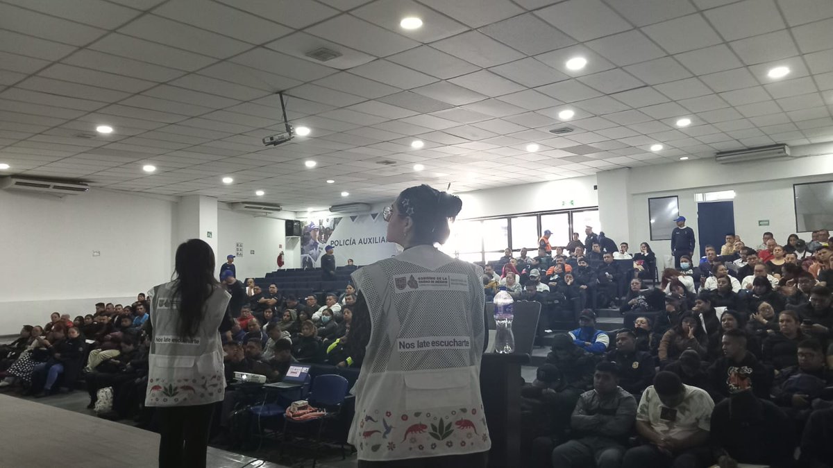 iasama_cdmx's tweet photo. 🧠 Desde #IASAMA impartió la conferencia “Salud mental y emocional” a la Policía Auxiliar de la CDMX, como parte de su capacitación continua, para brindar herramientas y recomendaciones para el cuidado de la salud mental y emocional.
@GobCDMX | @SSaludCdMx | @SSC_CDMX https://t.co/vkNC4iTW87