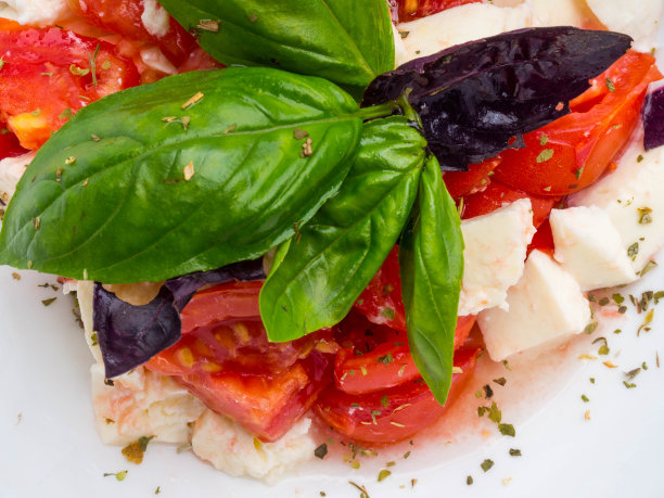 RubyeMelan6io's tweet photo. Just grabbed the freshest local tomatoes, basil, and mozzarella for tonight’s homemade caprese salad—weeknight meals don’t get simpler or tastier! https://t.co/QWd5IMTYWi