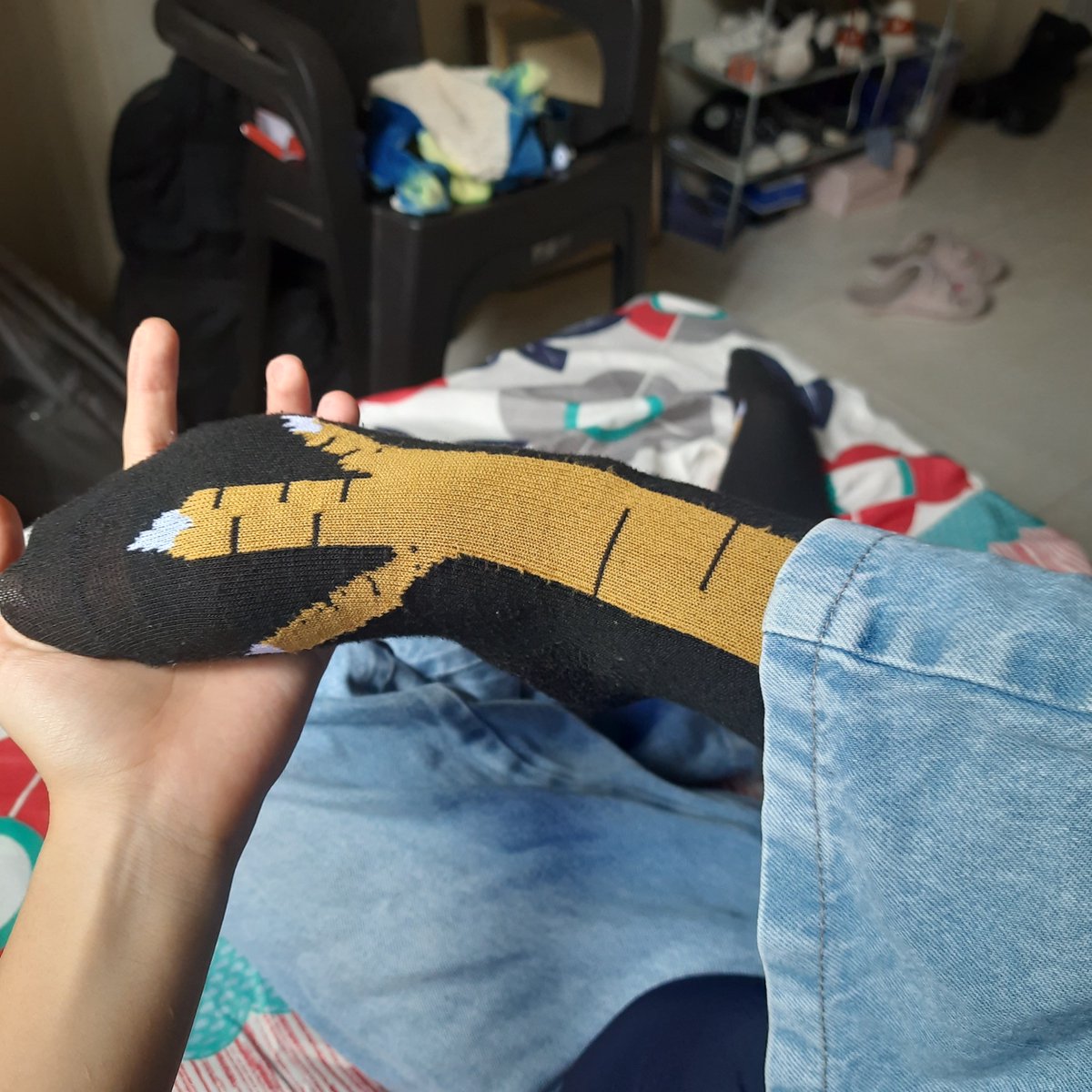 Alephys_'s tweet photo. @Amycherryyy @itssjoel13 Con estas patitas hizo esas cartitas https://t.co/NugLQB8BA4