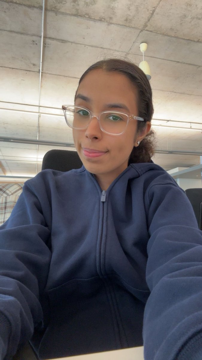 vanessacg_21's tweet photo. Definitely getting Tampa Bay Rays vibes from this sweater colour https://t.co/5LOaZn2uwv