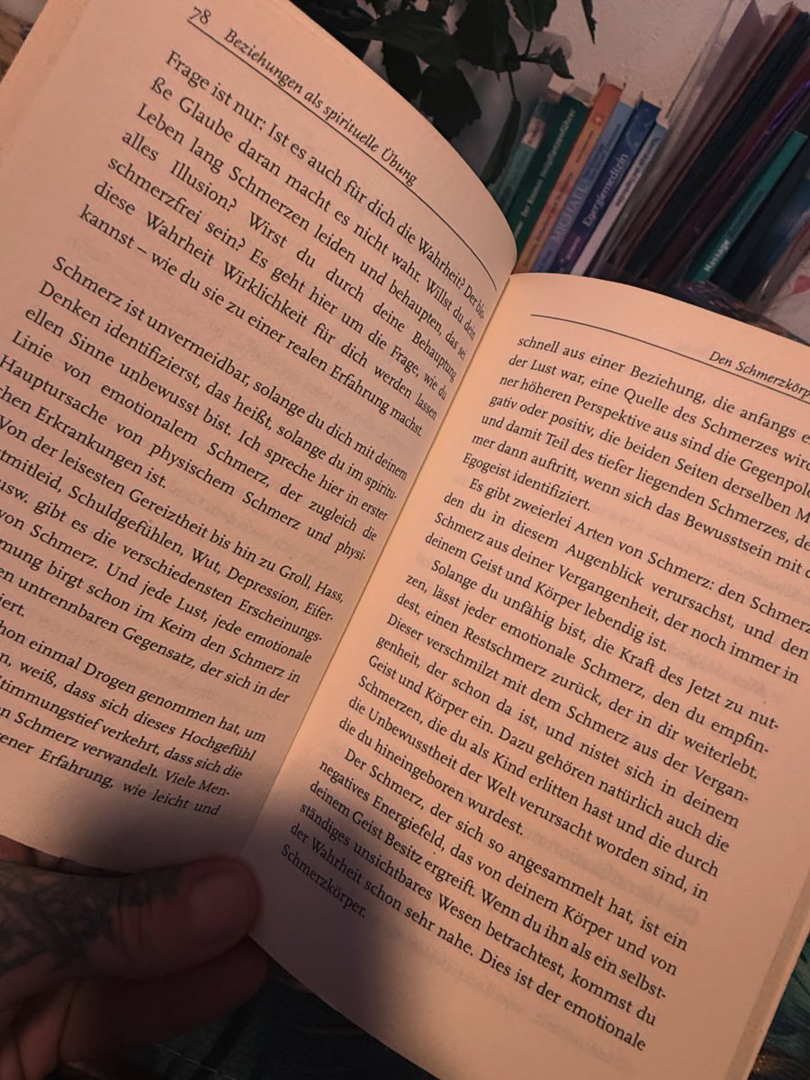 VilmaGephardt's tweet photo. Liebe ist ein Seinszustand. Sie liegt tief in dir, ist immer da und kann weder verloren gehen noch dich verlassen. Sie hängt von keinem Menschen und keiner äußeren Form ab. Buchtipp: Eckhart Tolle – Leben im Jetzt. Sehr schön geschrieben. Gönnt es https://t.co/KYJtqRQj2w