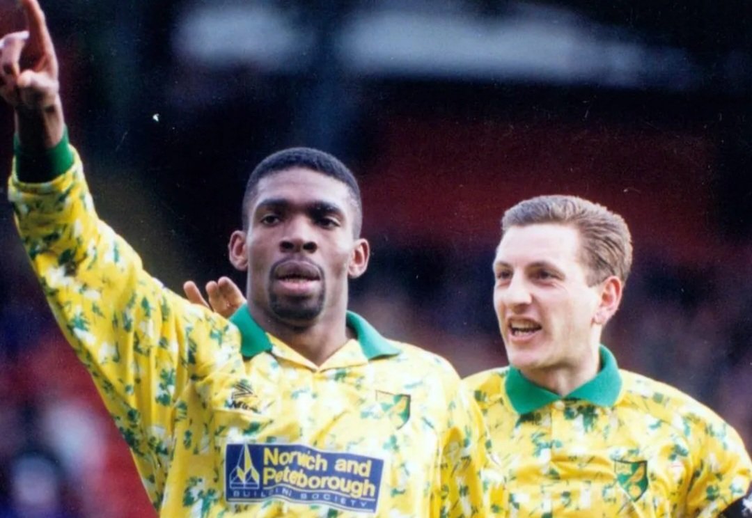 thesoccerdemic's tweet photo. #OnThisDay in 9️⃣3️⃣ Efan Ekoku scored his 1️⃣st #PremierLeague hat-trick🙌🏾
⚽️It was a perfect hat-trick as he scored 4️⃣ for #NorwichCity vs #Everton in a 5-1 at Goodison Park✨️
🌍The #SuperEagles international made history as the 1️⃣️st player to score 4️⃣ in an #EPL game🔥🇳🇬🏴󠁧󠁢󠁥󠁮󠁧󠁿 https://t.co/PVocGcwSQz