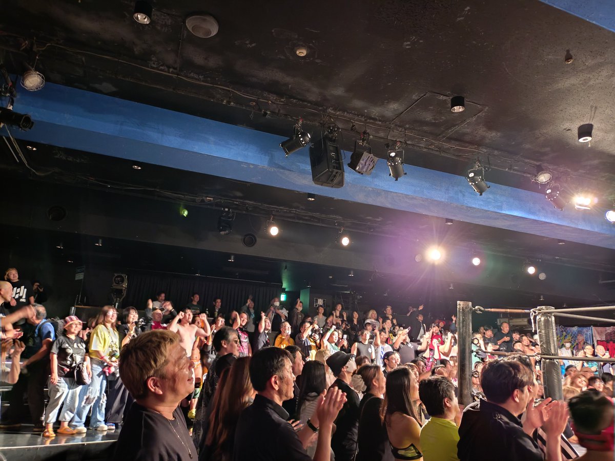 senolisyu's tweet photo. 阿部選手が入場して会場の皆で肩を組んで「乾杯」の大合唱
感動的なラストだ・・・

と思ったら急に試合が再開して光留さんのパンツが脱がされて決着

なんだこれ！？
 #変態新宿 #変態ミッドナイト https://t.co/OhskB6Bqdz