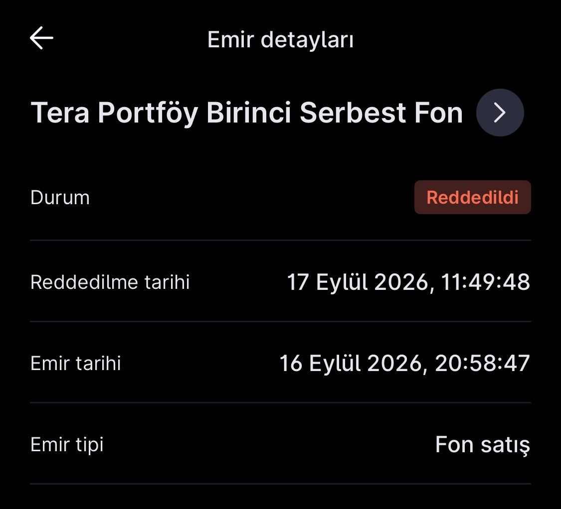 AliSezgin0001's tweet photo. #teramağdurlarıçözümbekliyor 

Açık konuşmak gerekirse, şu an yatırımcıların en büyük problemi sadece paranın gecikmesi değil, ne olduğunun tam olarak açıklanmaması.

Özellikle 17 Eylül saat 13:30 konusu çok kritik. SPK’nın açıklamasında 13:30 ve öncesinde verilen ve takası gerçekleşmemiş işlemlerin olağan süreçte yürütüleceği, 13:30 sonrasındaki emirlerin ise tasfiye esaslarına tabi olacağı belirtiliyor.

Fakat bazı yatırımcılar, bu saatten önce verdikleri satış emirlerinin kendi rızaları dışında iptal edildiğini söylüyor. Bu iddia doğruysa, bunun nedeninin ve hangi emirlerin neden iptal edildiğinin açıkça ortaya konulması gerekiyor.

Diğer taraftan, sosyal medyada yazılan her şeyi de kesin gerçekmiş gibi kabul etmemek lazım. Takasbank tarafı da TEFAS’ta emirlerin sistem tarafından topluca iptal edildiği yönündeki iddialara ilişkin açıklama yaptı.

Bence burada yatırımcının istediği çok basit:

Kimsenin suçlanmasını değil, netlik istiyoruz.

17 Eylül 13:30 öncesinde verilen emirlerin akıbeti ne?
Hangi emir gerçekleşmiş sayılıyor, hangisi gerçekleşmemiş sayılıyor?
İptal edilen emir varsa neden iptal edildi?
Ve en önemlisi, bu yatırımcıların parası hangi tarihte ve hangi sırayla ödenecek?

İnsanların yıllardır biriktirdiği paradan bahsediyoruz. Belirsizlik uzadıkça güvensizlik de büyüyor.

Artık sosyal medya söylentileri yerine SPK, Takasbank, MKK, TEFAS ve ilgili portföy şirketlerinden açık, herkesin anlayabileceği bir açıklama bekliyoruz.

#spk #tera #midas #tly #thf #tmv