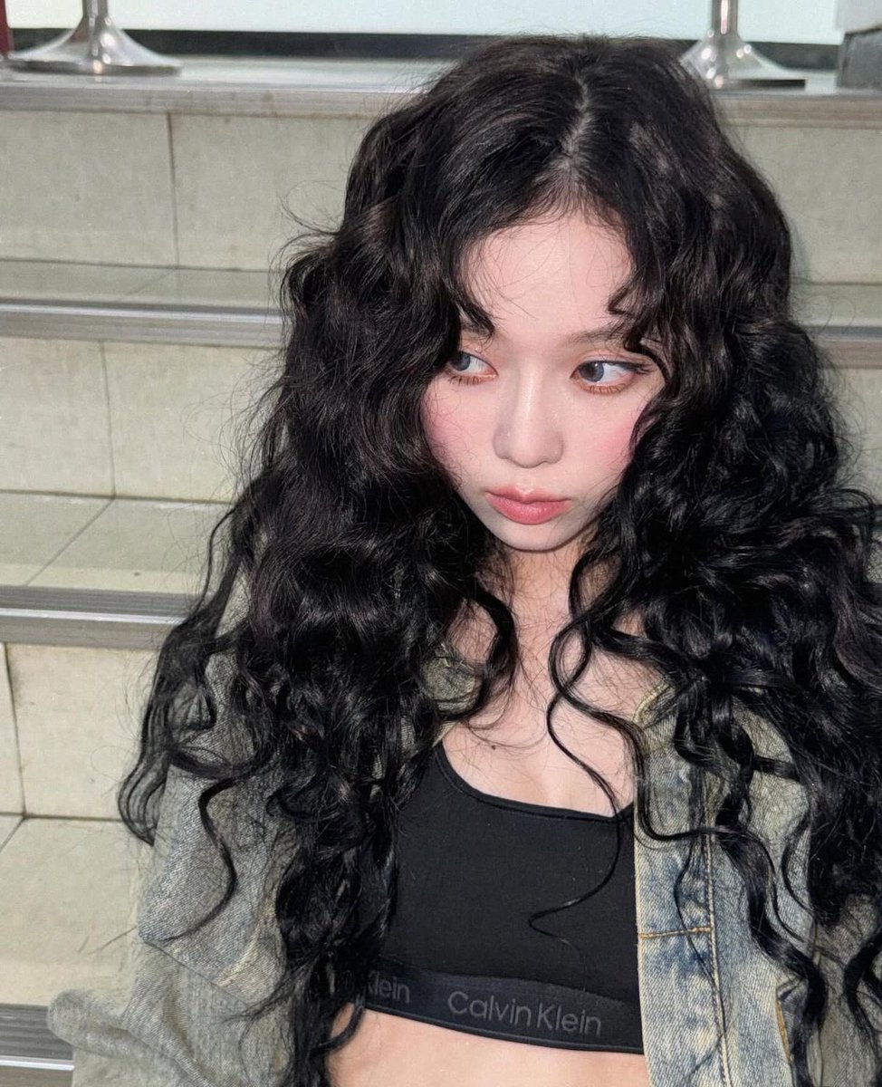 yizhuopium's tweet photo. i know she loves her curly hair so much https://t.co/TUVJmE397r
