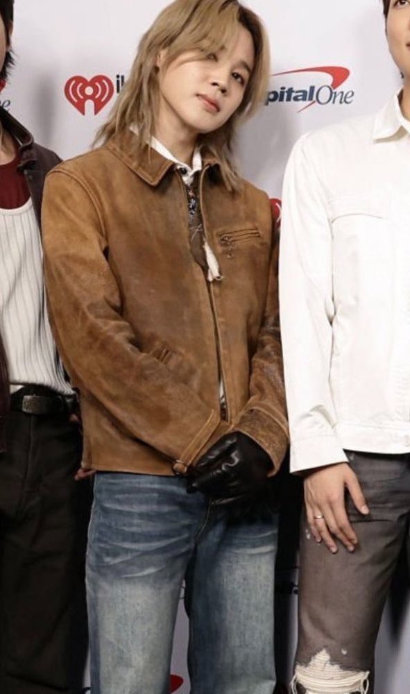 JiminLatinoFB's tweet photo. GQ Países Bajos 🇳🇱 subió una publicación sobre la vestimenta de Jimin y esa hermosa moda de atuendo. 

🗣️ «Kendrick Lamar, Jimin y Pharrell Williams están de acuerdo: los buenos vaqueros no tienen que caer rectos hacia abajo. El corte bootcut le da más forma a tu atuendo y funciona igual de bien con zapatillas y botas...»

Totalmente el vestuario de Jimin fue impresionante. El sentido de la moda que tiene es el mejor.