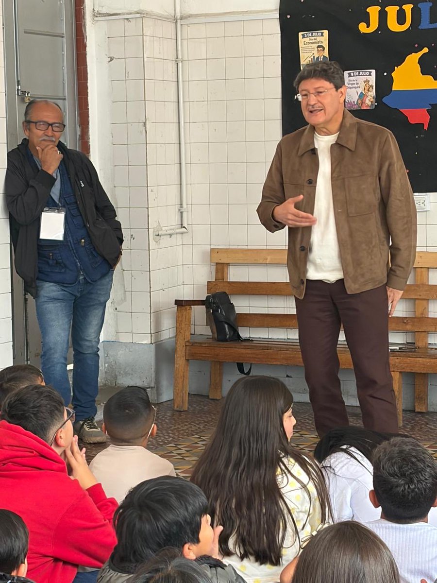 Hestupinan's tweet photo. “El país de los extraviados”inicia también su recorrido por colegios. Hoy estuve con niños y jóvenes que participan en el Encuentro Internacional de Escritores de Chiquinquirá: https://t.co/T81BWbayJK