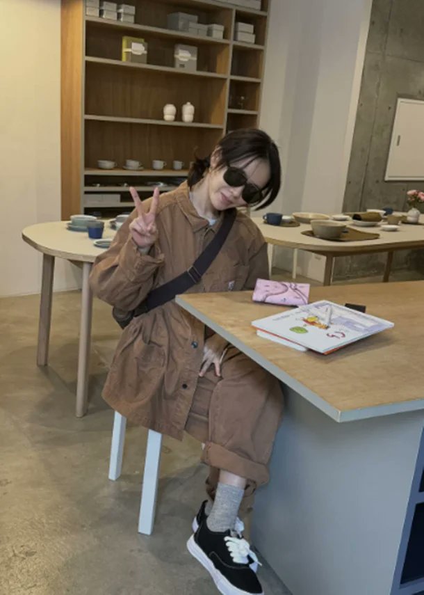 NetizenSpill's tweet photo. Son Ye-jin: "A photo taken by my 4-year-old son... Separate from family for Chuseok, please watch 'The Scandal'" [★ Hashtag]

1. [+56;-2] She has so, so much money... but at this point, you have to assume that outfit is truly her personal taste since you keep wondering if that's really the best she can do…….
2. [+32;-2] It's really fascinating. She's pretty, but her clothes and accessories just don't match at all.. Sunglasses don't suit a prison uniform either..
3. [+15;-9] Ever since I saw that YouTube Short of her having a silent battle of pride with Han Ye-seul, whenever I see Son Ye-jin, that's all I think about
4. [+12;-8] Dad is Hyun Bin, Mom is Son Ye-jin
5. [+9;-1] What is that outfit....

cr: Nate

#sonyejin #thescandal