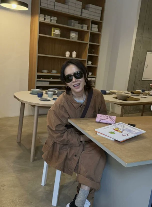 NetizenSpill's tweet photo. Son Ye-jin: "A photo taken by my 4-year-old son... Separate from family for Chuseok, please watch 'The Scandal'" [★ Hashtag]

1. [+56;-2] She has so, so much money... but at this point, you have to assume that outfit is truly her personal taste since you keep wondering if that's really the best she can do…….
2. [+32;-2] It's really fascinating. She's pretty, but her clothes and accessories just don't match at all.. Sunglasses don't suit a prison uniform either..
3. [+15;-9] Ever since I saw that YouTube Short of her having a silent battle of pride with Han Ye-seul, whenever I see Son Ye-jin, that's all I think about
4. [+12;-8] Dad is Hyun Bin, Mom is Son Ye-jin
5. [+9;-1] What is that outfit....

cr: Nate

#sonyejin #thescandal
