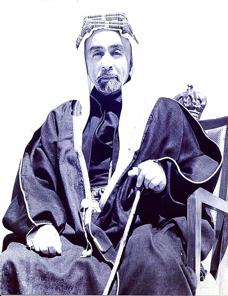 mstf4___'s tweet photo. بمناسبة هذا الموضوع، ترحّموا على الملك المؤسس عبدالله الأول الشريف، أعظم ملوك زمنه، الرافض لحكم العثمانيين، الثائر على الجور والبهتان، لا أعلم حاكمًا حديثًا أحب العرب ووحدتهم مثله.
رضي الله عنه وأرضاه. https://t.co/l932p4cTcO